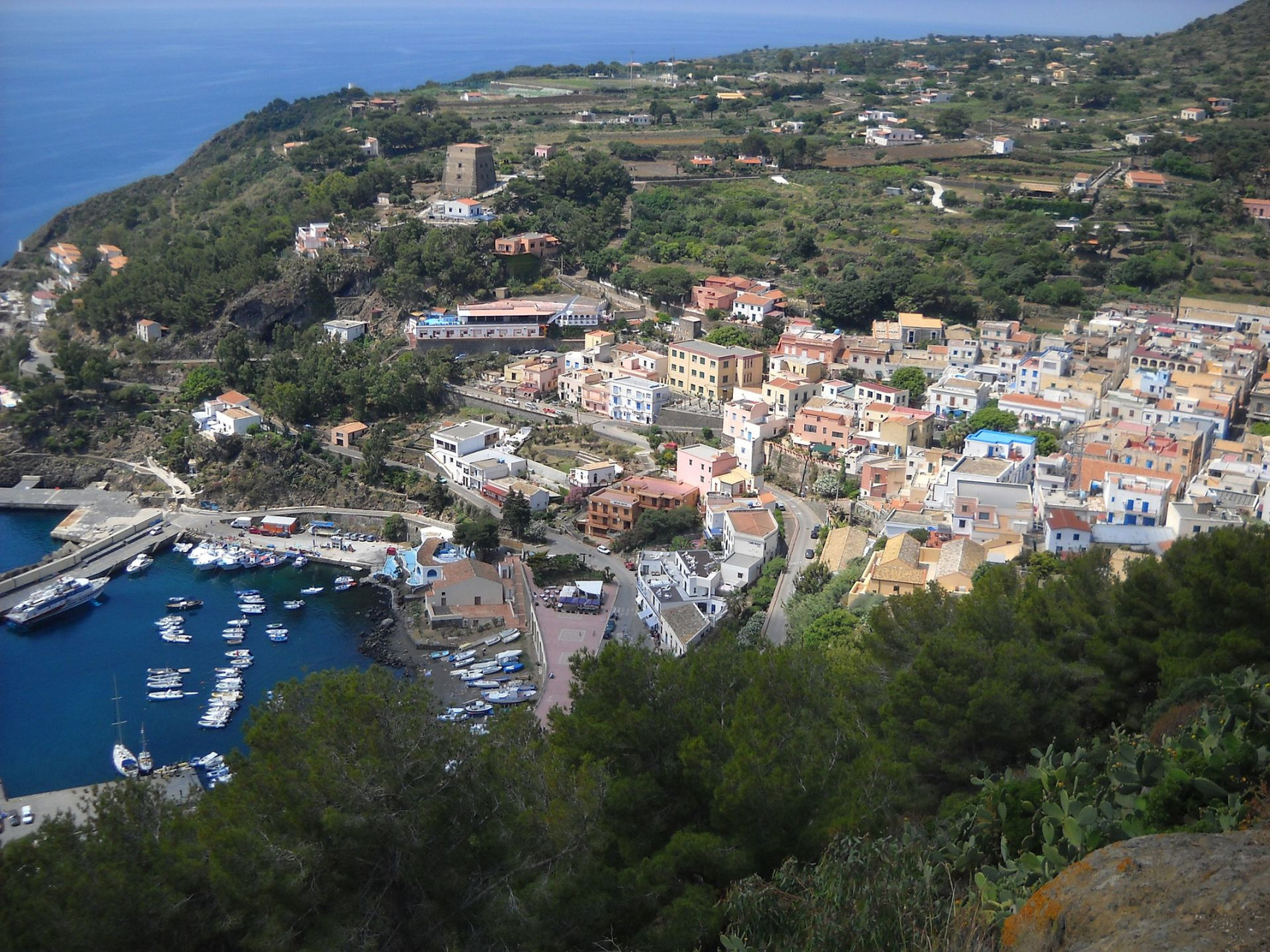 ustica panorama del porto e del paese