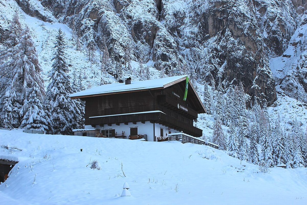 val campo dentro rifugio tre scarperi - foto di steinsplitter