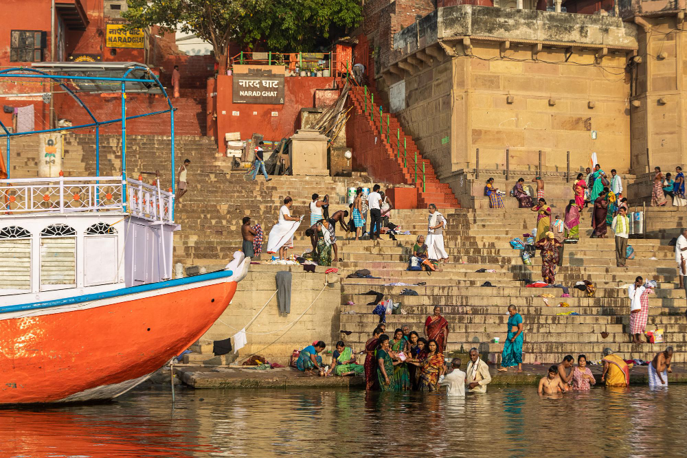 varanasi india 09032023 vita lungo il fiume gange a varanasi