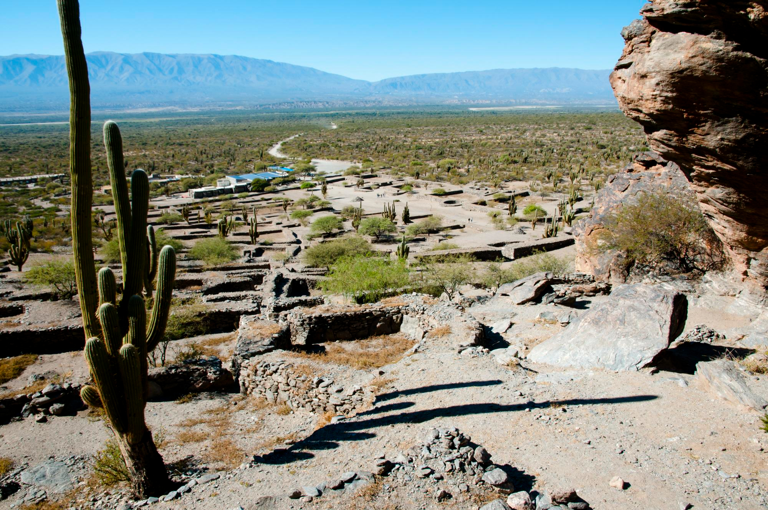 veduta del paesaggio con la catena montuosa sullo sfondo