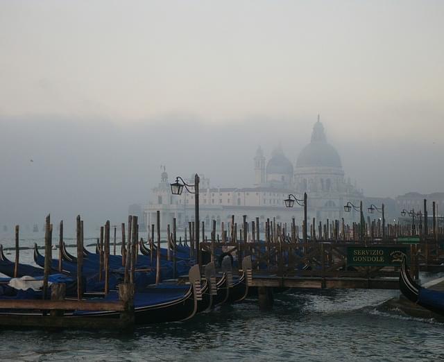 venezia nebbia gondole mattina 1