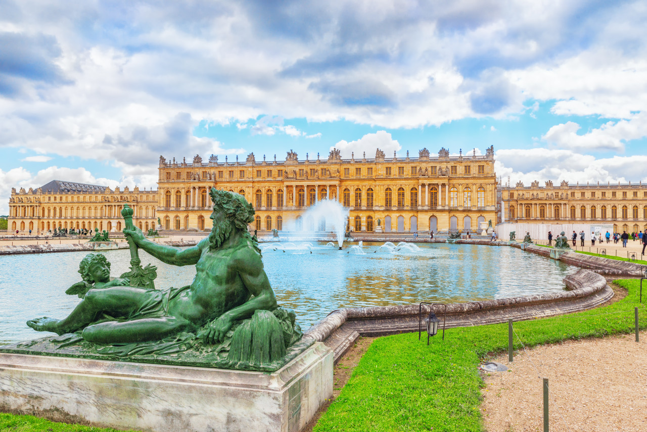 Versailles France July 02 2016 Pondswater Parterres Statues Front Main Building Palace Versailles Sunking Louis Xiv 1