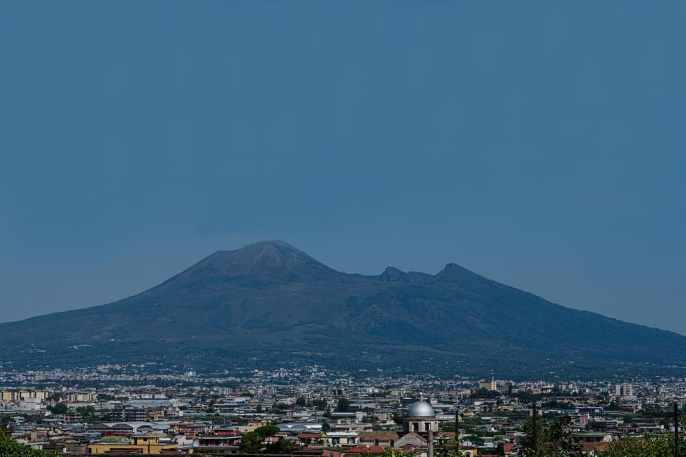 ampia veduta del vesuvio e dell agglomerato urbano che si estende verso i monti lattari