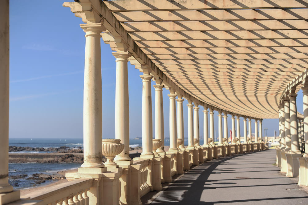 via costiera con pergola a foz do douro in portogallo