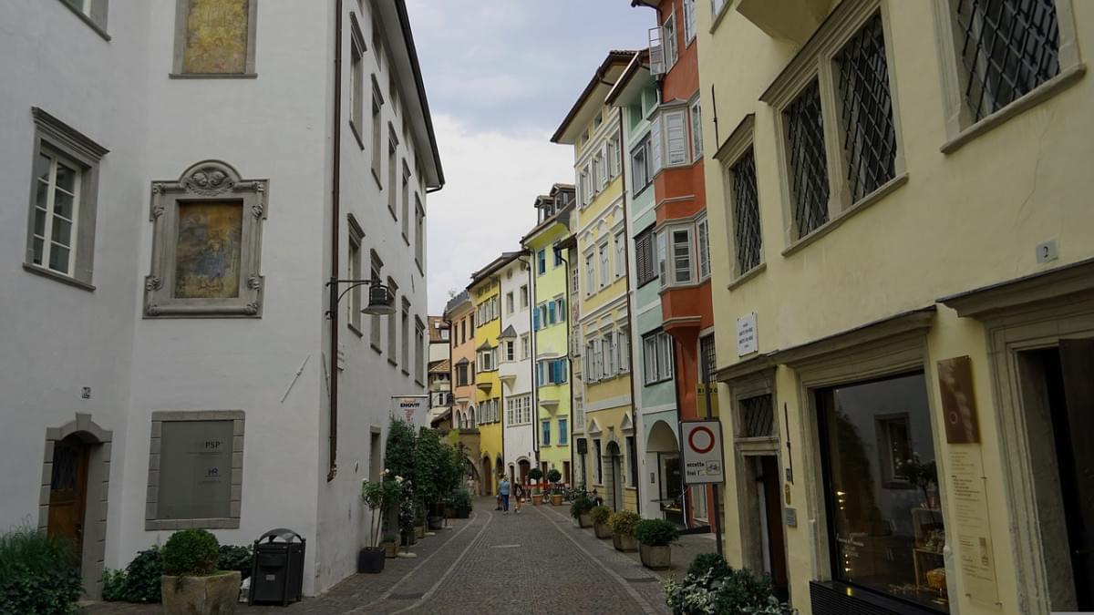 vicolo facciata della casa bolzano