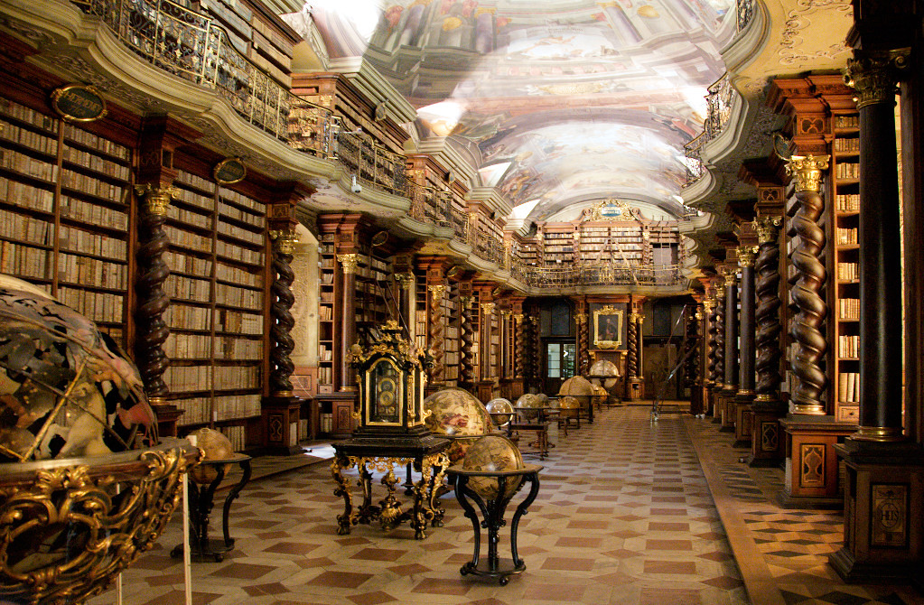 vieille bibliotheque dans le clementinum