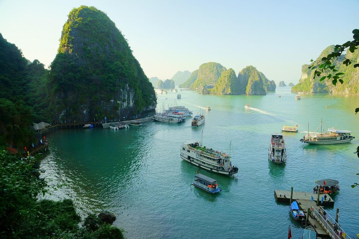 vietnam la baia di halong nave