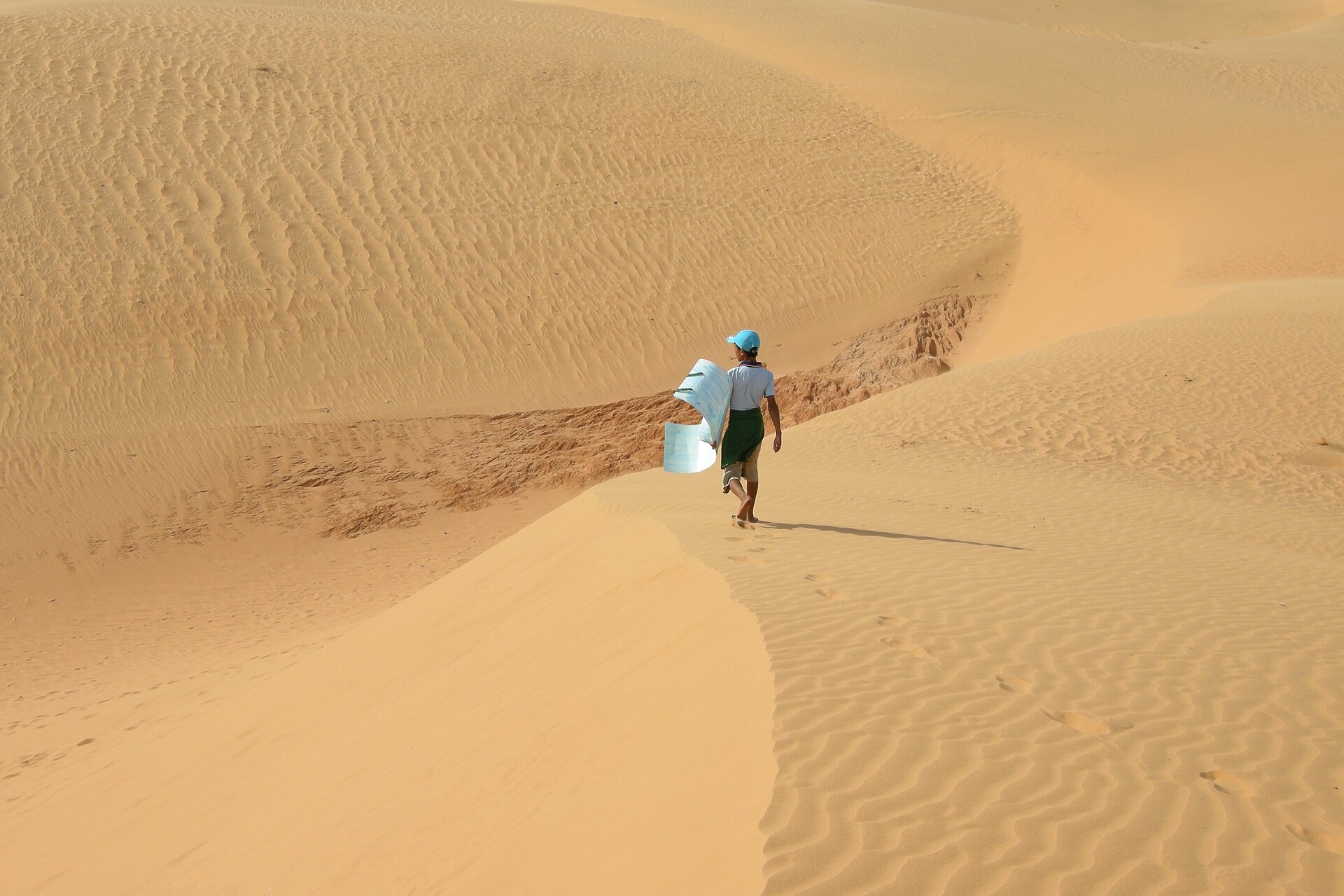 Dune di sabbia di Mui Né con jeep al tramonto
