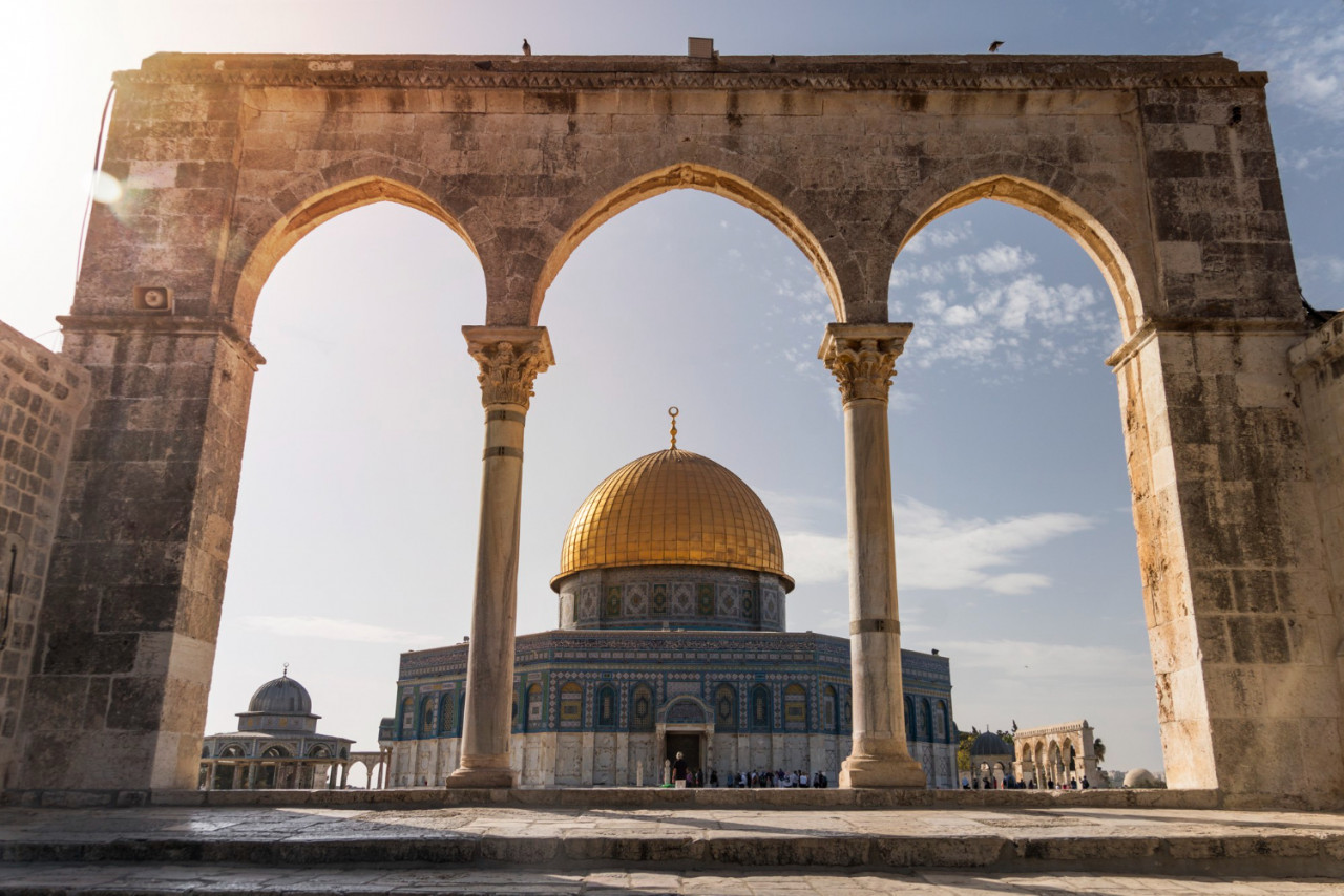 view dome rock through scales souls colonnade jerusalem israel