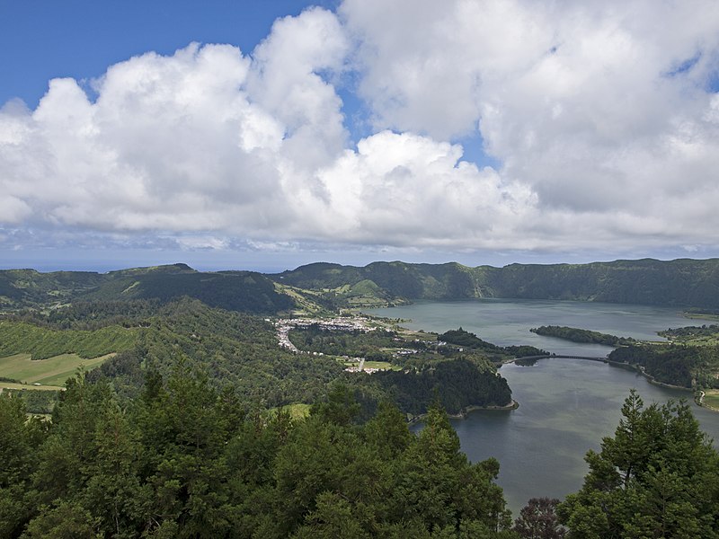 view from miradouro da vista do rei 2