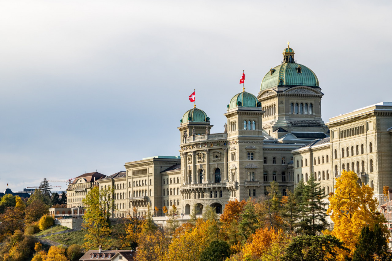 view swiss parliament bundeshaus from kirchenfeldbruecke bridge