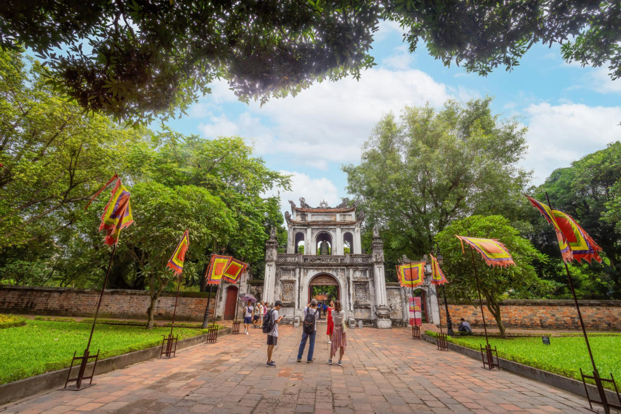 view van mieu quoc tu giam temple literature was constructed 1070 first honor confucius 1076quoc tu giam as first university vietnam