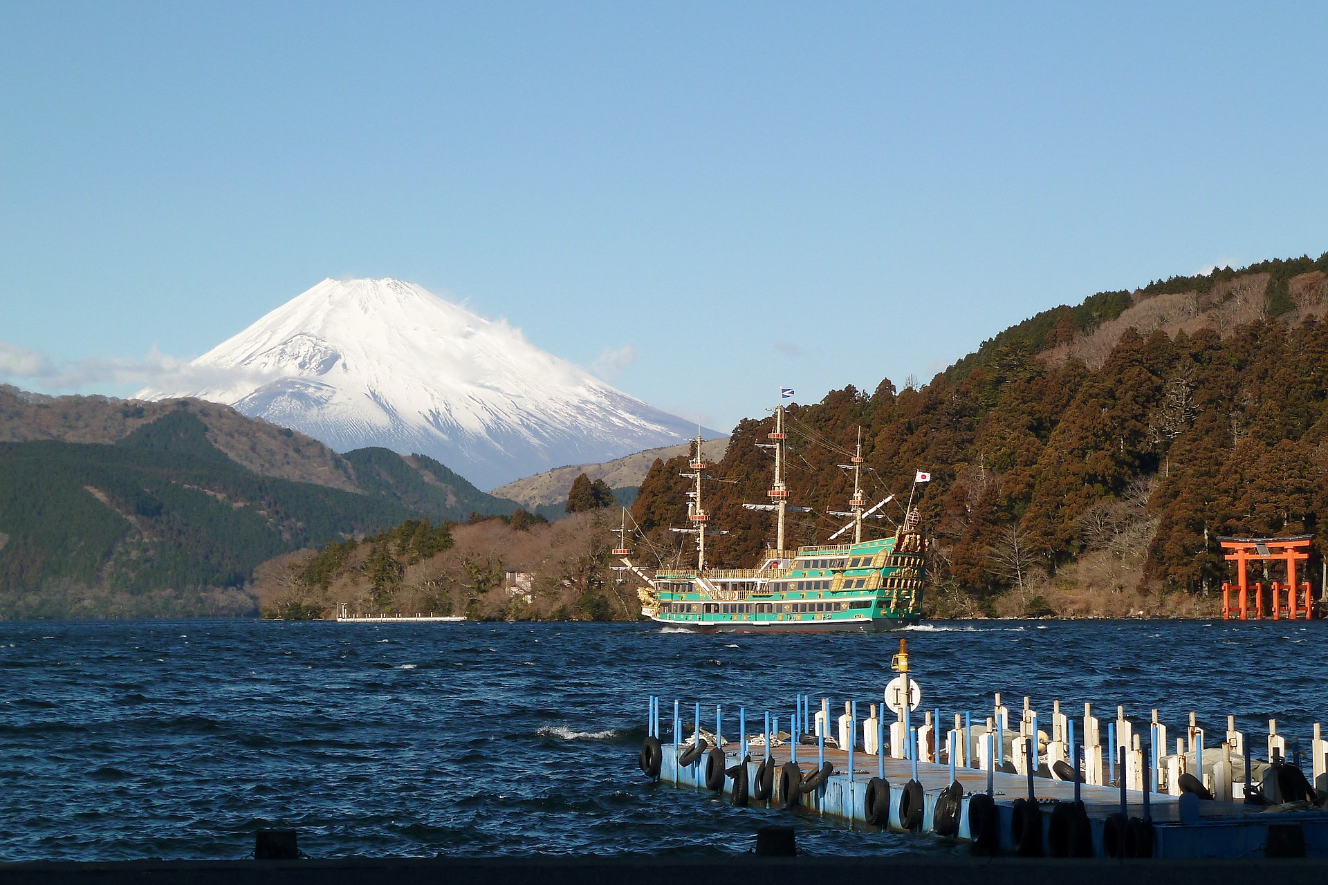 viewofmountfujifromlakeashi
