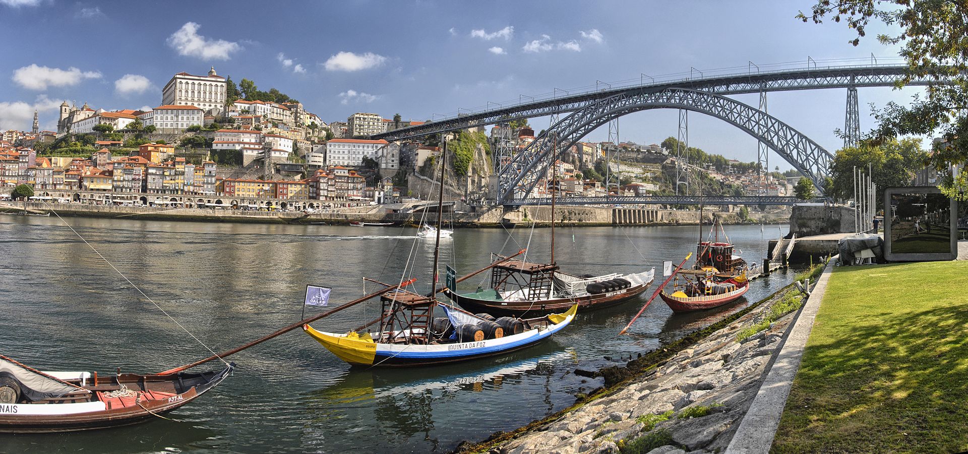 Vista di Porto da Vila Nova de Gaia con le cantine del vino Porto
