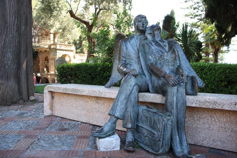 villa comunale statua taormina 1