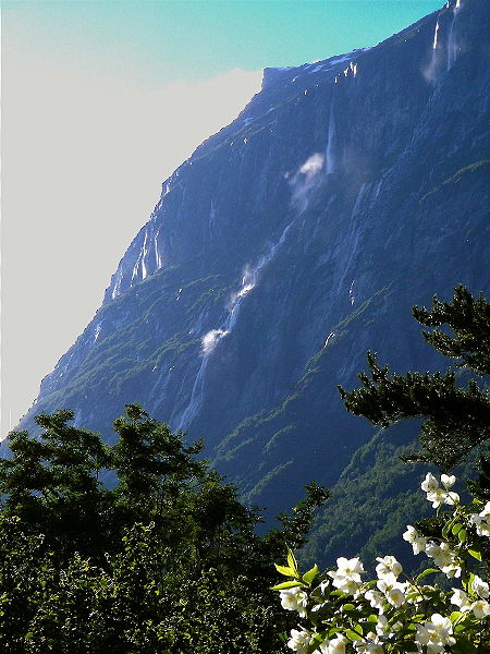 Vinnufossen, 860 metri