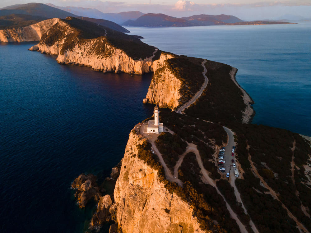 vista aerea del faro dell isola di lefkada sulla scogliera