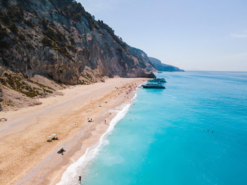 vista aerea della spiaggia di egremni isola di lefkada in grecia