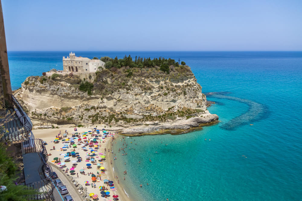 vista aerea della spiaggia di tropea e della chiesa di santa maria dell isola tropea calabria italia