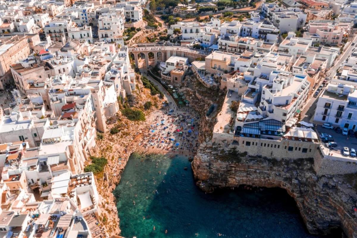 vista aerea della spiaggia lama monachile cala porto nella citta italiana polignano a mare