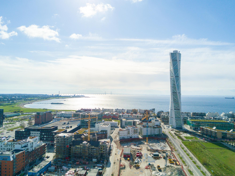 vista aerea della zona del porto occidentale con il grattacielo turning torso a malmo svezia 1