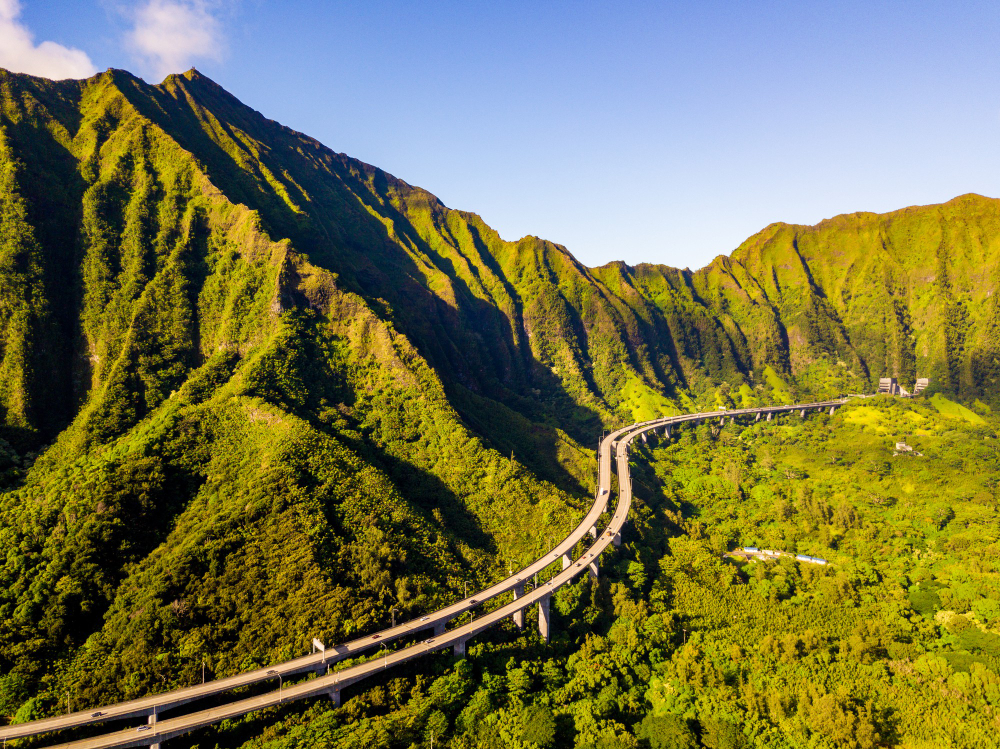 vista aerea delle scogliere verdi della montagna e delle famose scale di haiku a oahu hawaii