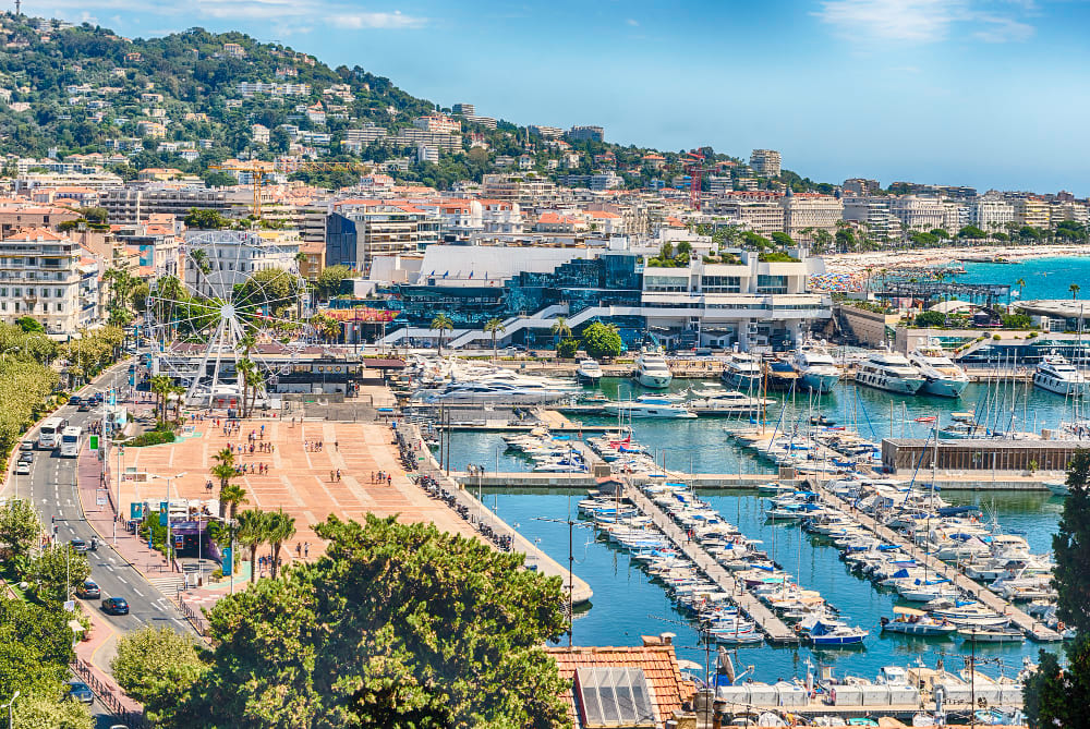 vista aerea sul vieux port porto vecchio e il centro della citta di cannes cote d azur in francia