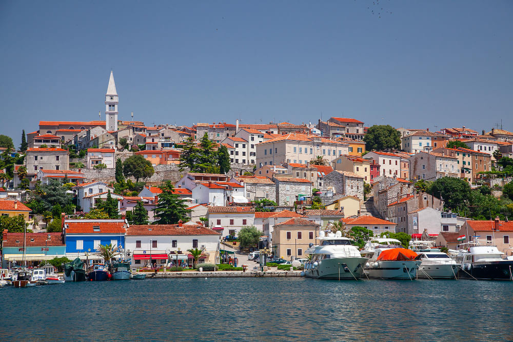 vista dal mare sulla vecchia citta storica di parenzo in croazia