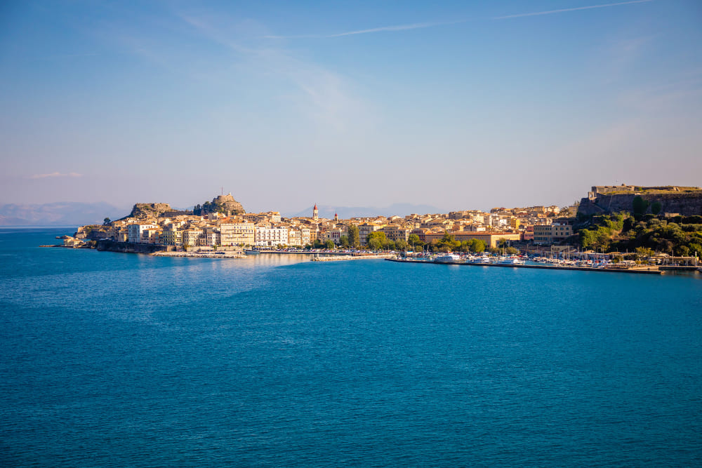 vista dall acqua grecia della citta di corfu