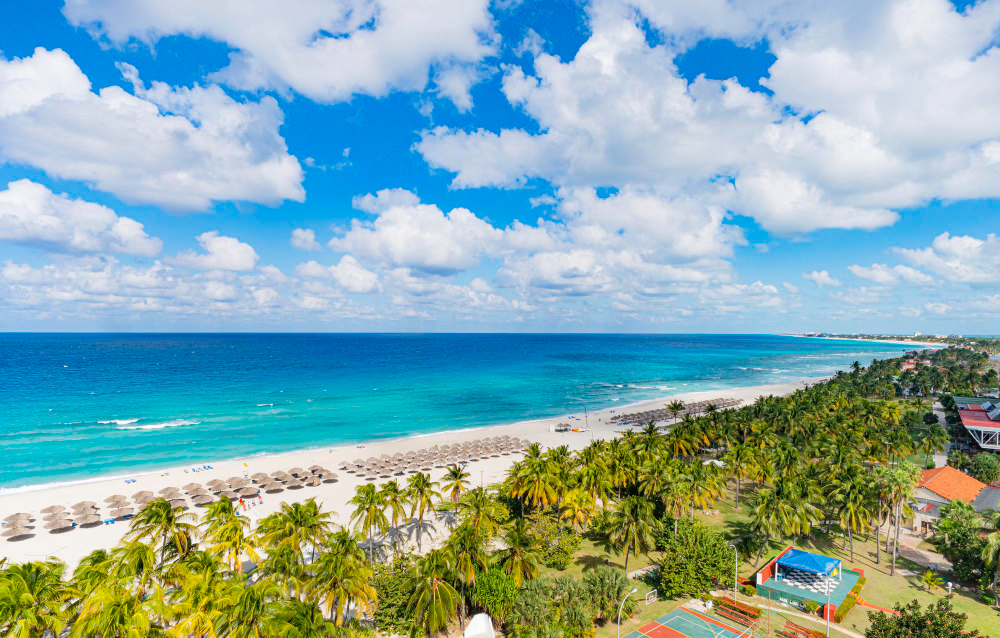 vista dall alto della localita turistica di varadero cuba long beach si trova a 20 km di distanza con lettini e ombrelloni di paglia e molte palme
