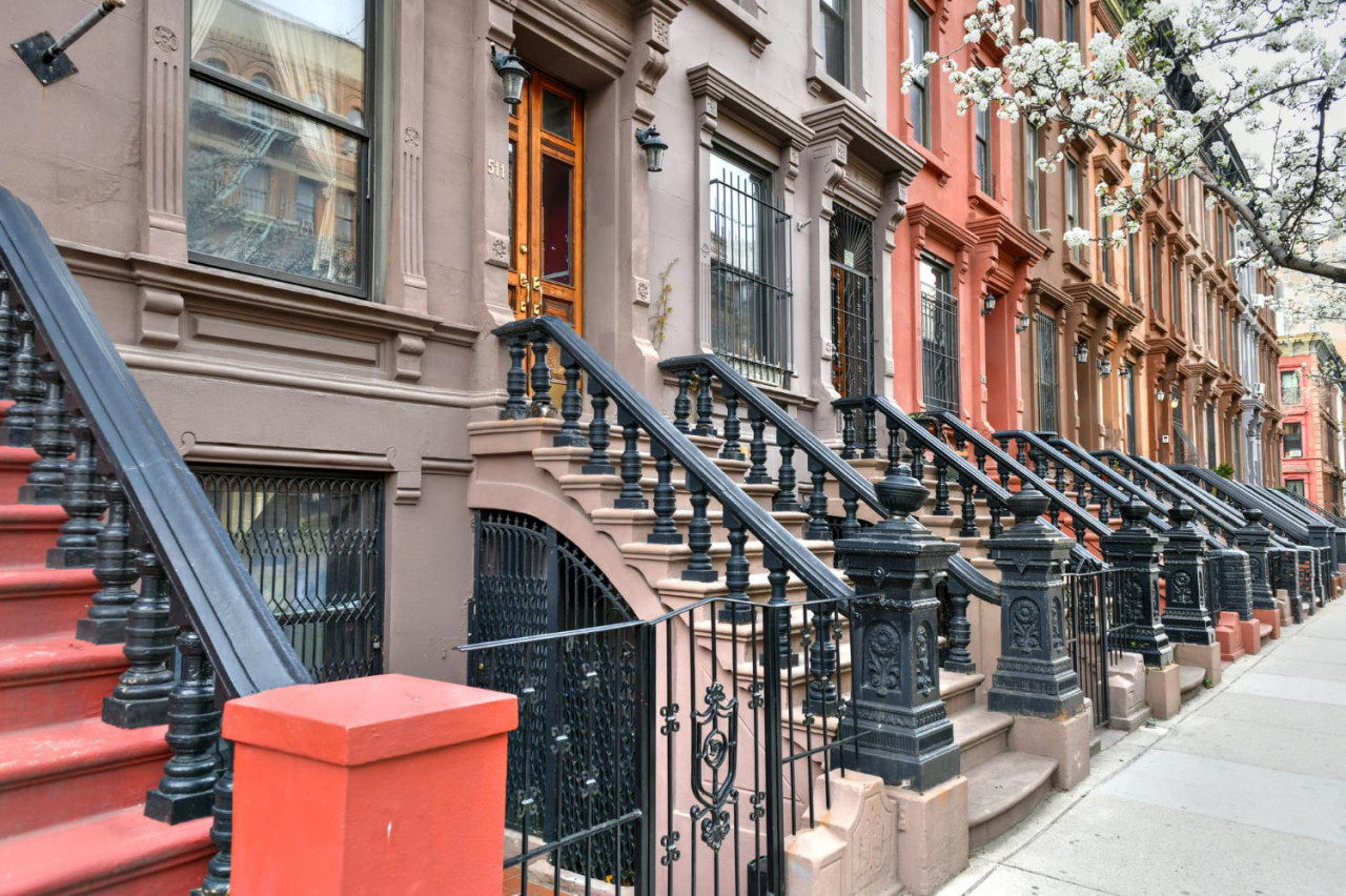 vista degli edifici di brownstone a harlem a manhattan a new york city