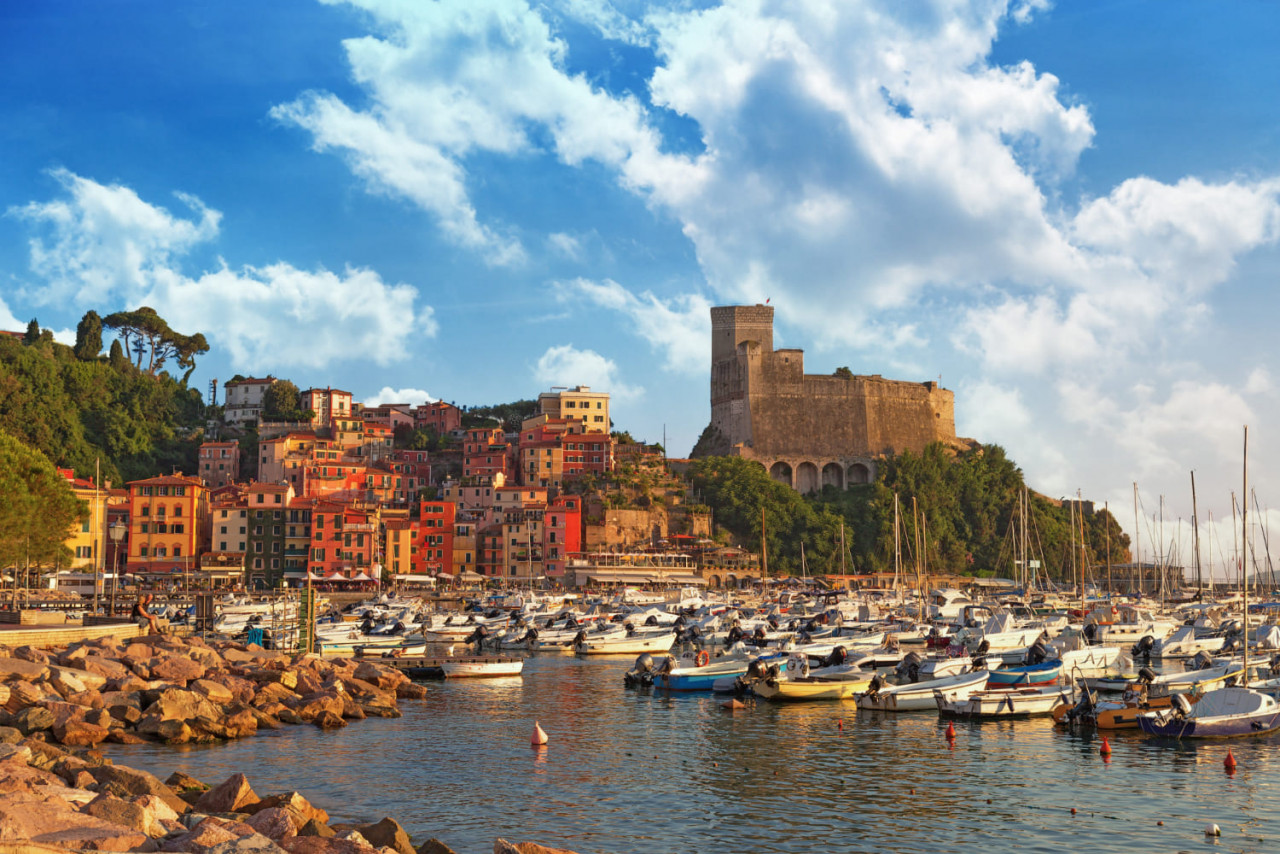 vista del castello di lerici e golfo di lerici edificio colorato sul porto bellissima cittadina lerici italia liguria la baia del poeta al tramonto