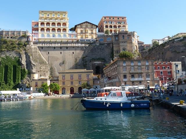 vista del porto di sorrento