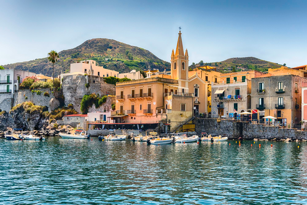 vista di marina corta porto piu piccolo del capoluogo di lipari la piu grande delle isole eolie italy