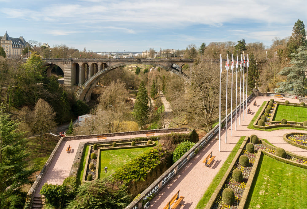 vista di piazza della costituzione e adolphe bridge nella citta di lussemburgo