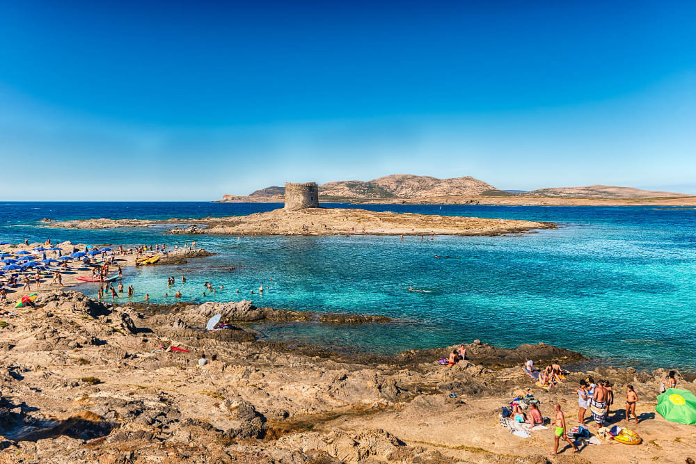 vista panoramica della spiaggia della pelosa uno dei luoghi di mare piu belli del mediterraneo situato nel comune di stintino nel nord della sardegna italia