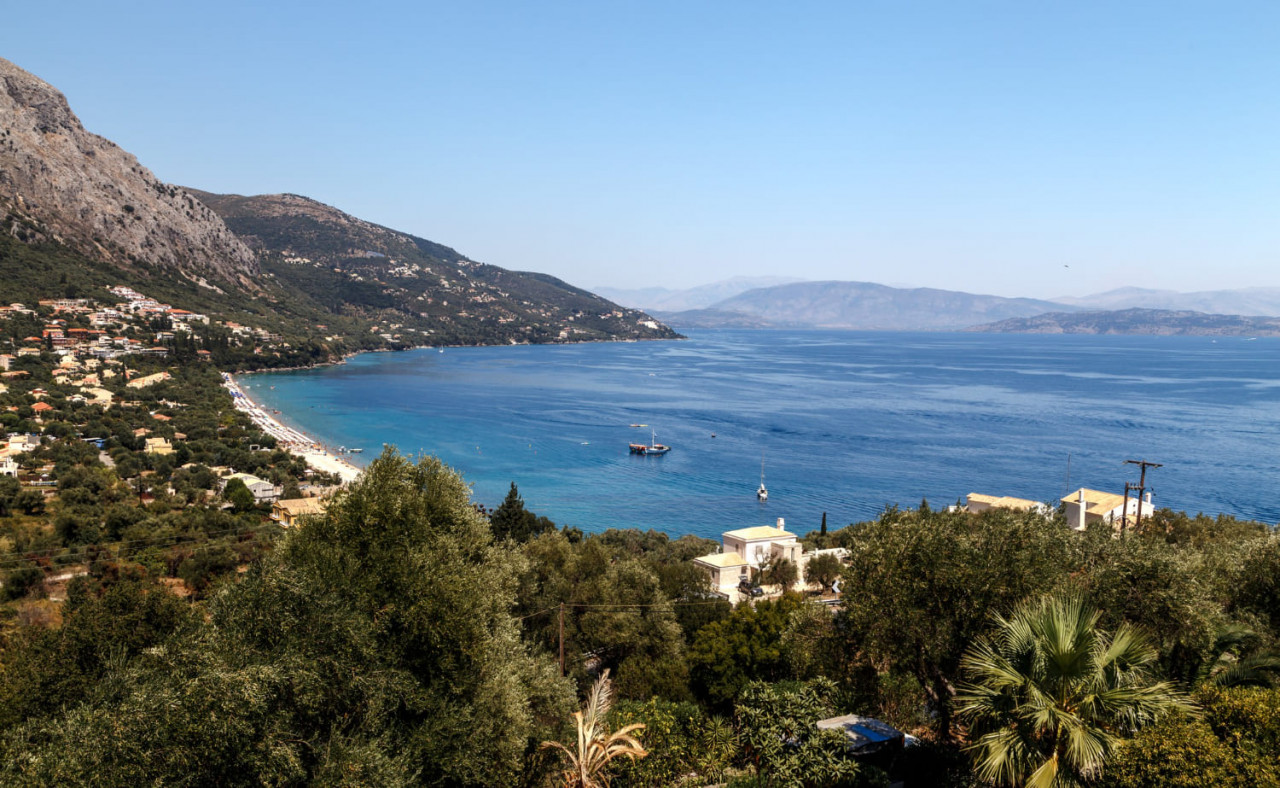 vista panoramica della spiaggia di barbati isola di corfu grecia