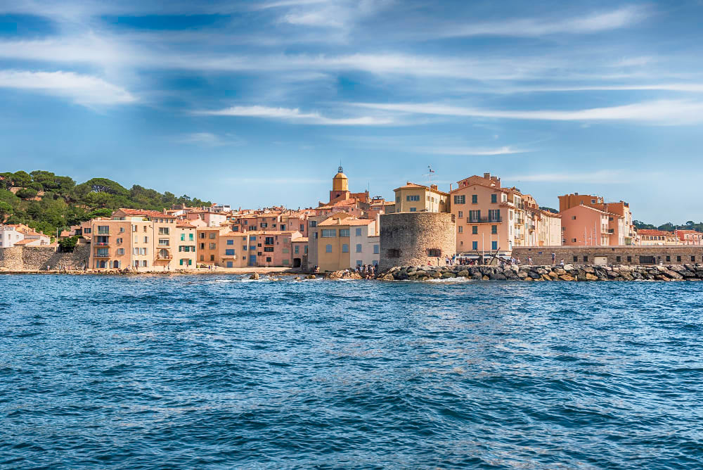 vista panoramica di saint tropez costa azzurra francia la citta e una localita famosa in tutto il mondo per il jet set europeo e americano e per i turisti