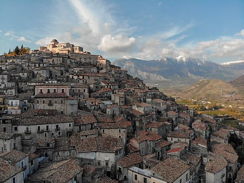 vista panoramica su morano calabro in cima il castello svevo