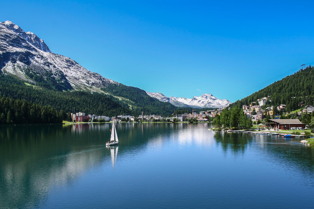 vista sul lago di saint moritz con piccola imbarcazione