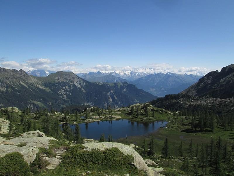 vista sul lago vallette nel parco naturale del mont avic