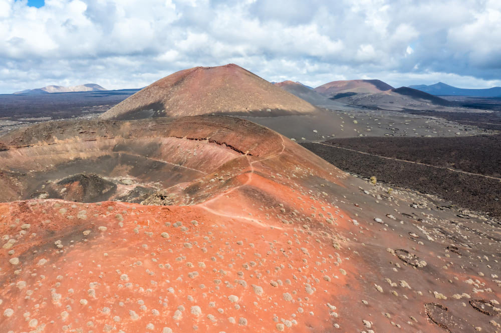 vulcani nel parco nazionale di timanfaya sull isola di lanzarote vista aerea sulle isole canarie in spagna