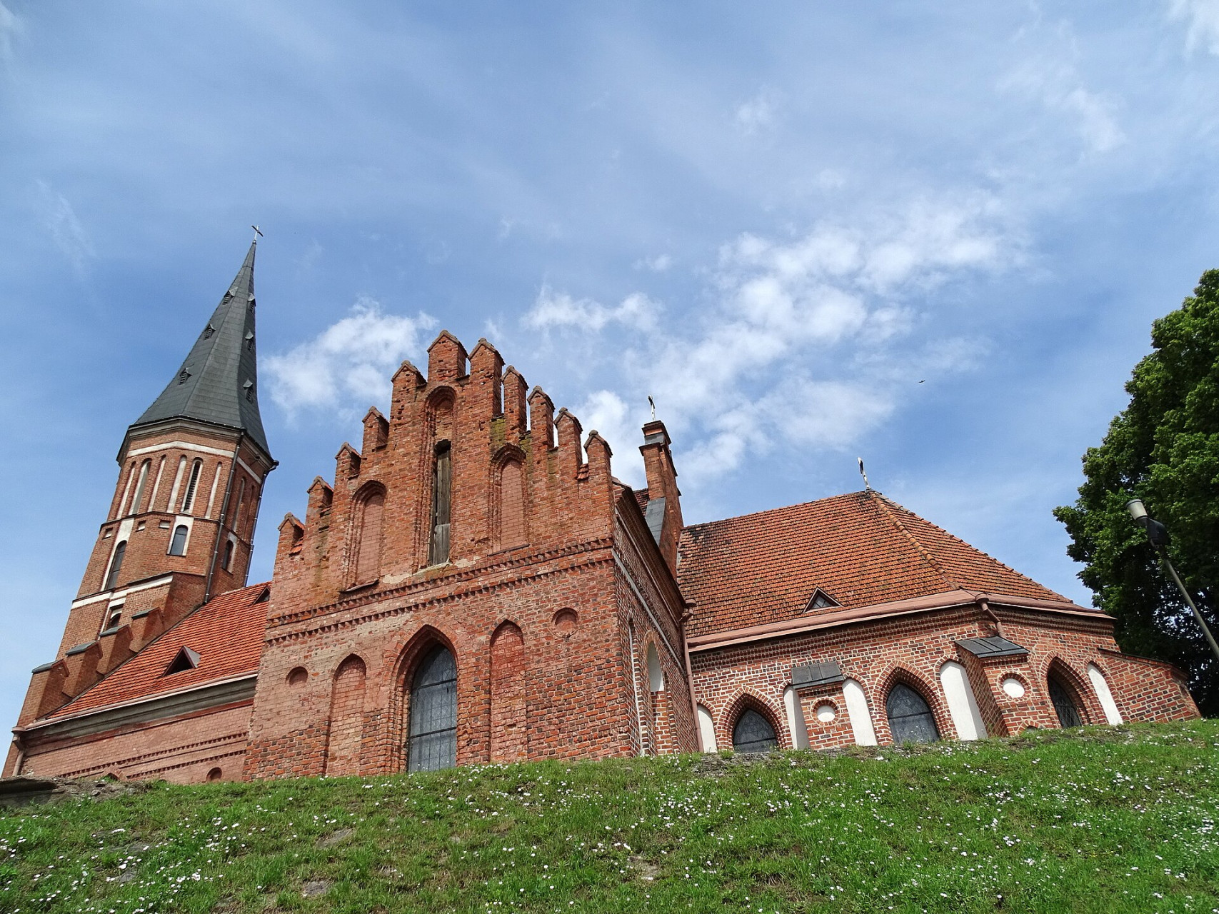 La Chiesa dell'Assunzione della Vergine Maria, nota come Chiesa di Vitoldo, sulla riva del fiume.