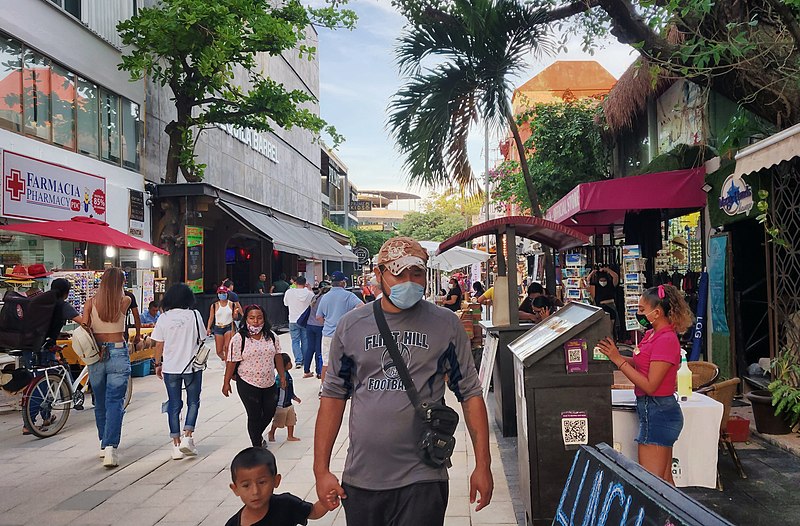 walking on quinta avenida playa del carmen qr mexico