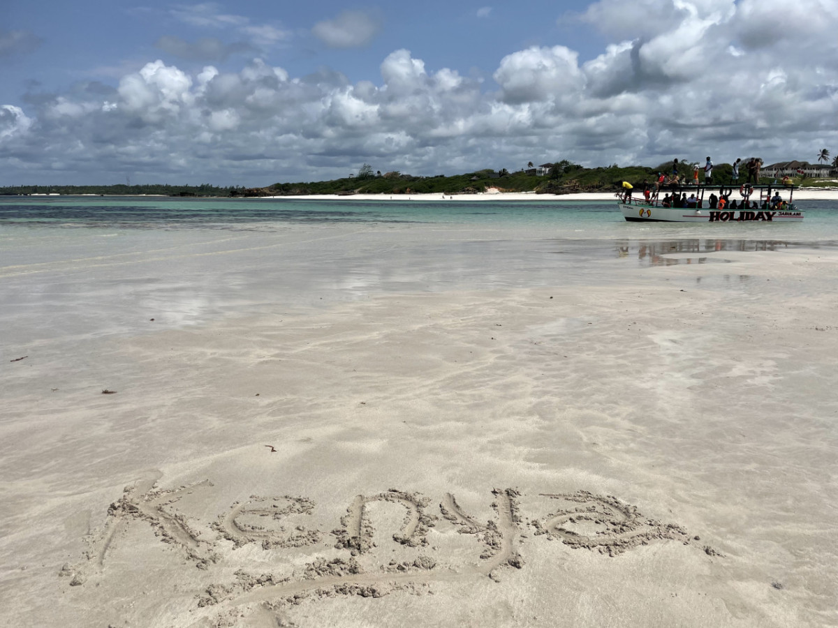 watamu bassa marea kenya scritta sabbia