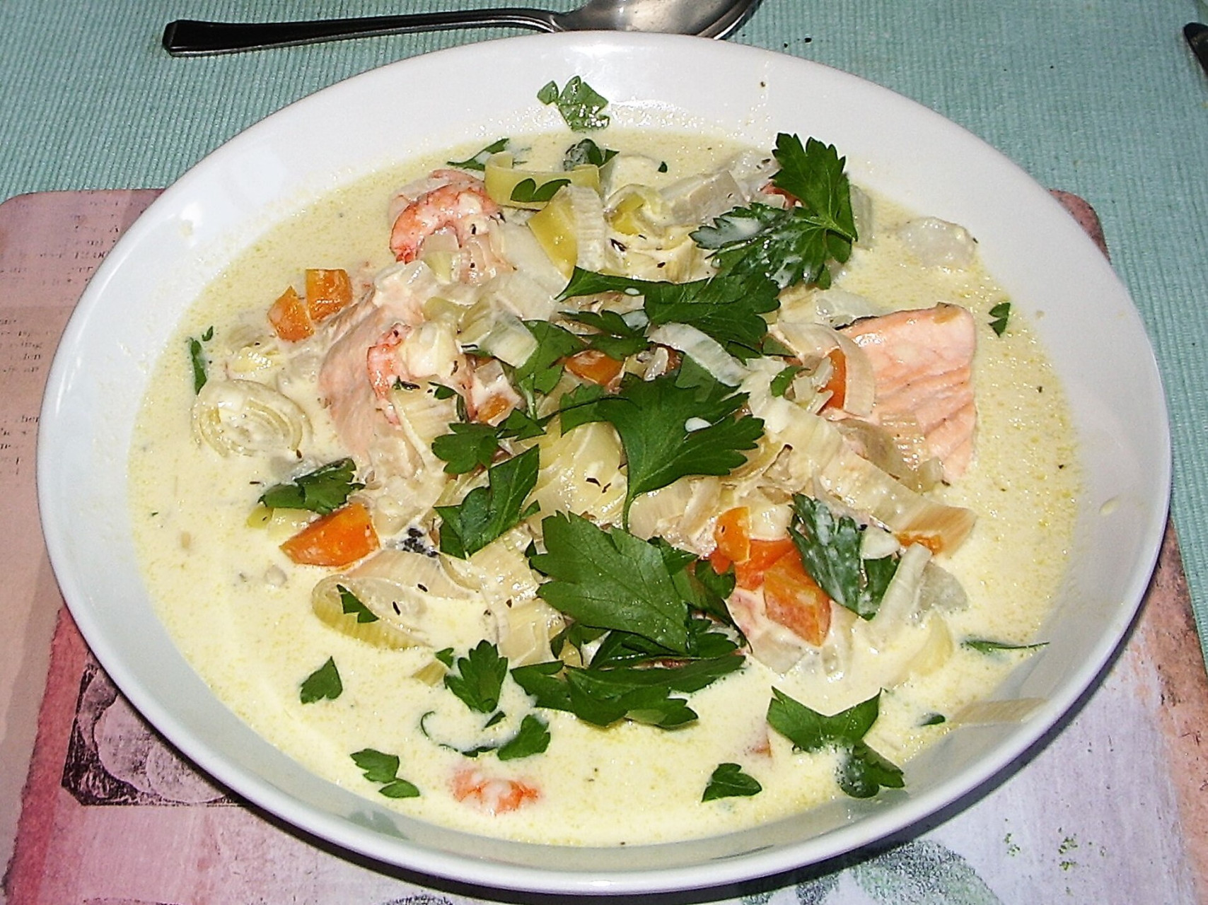 Zuppa cremosa di pollo e verdure servita in una ciotola di ceramica.