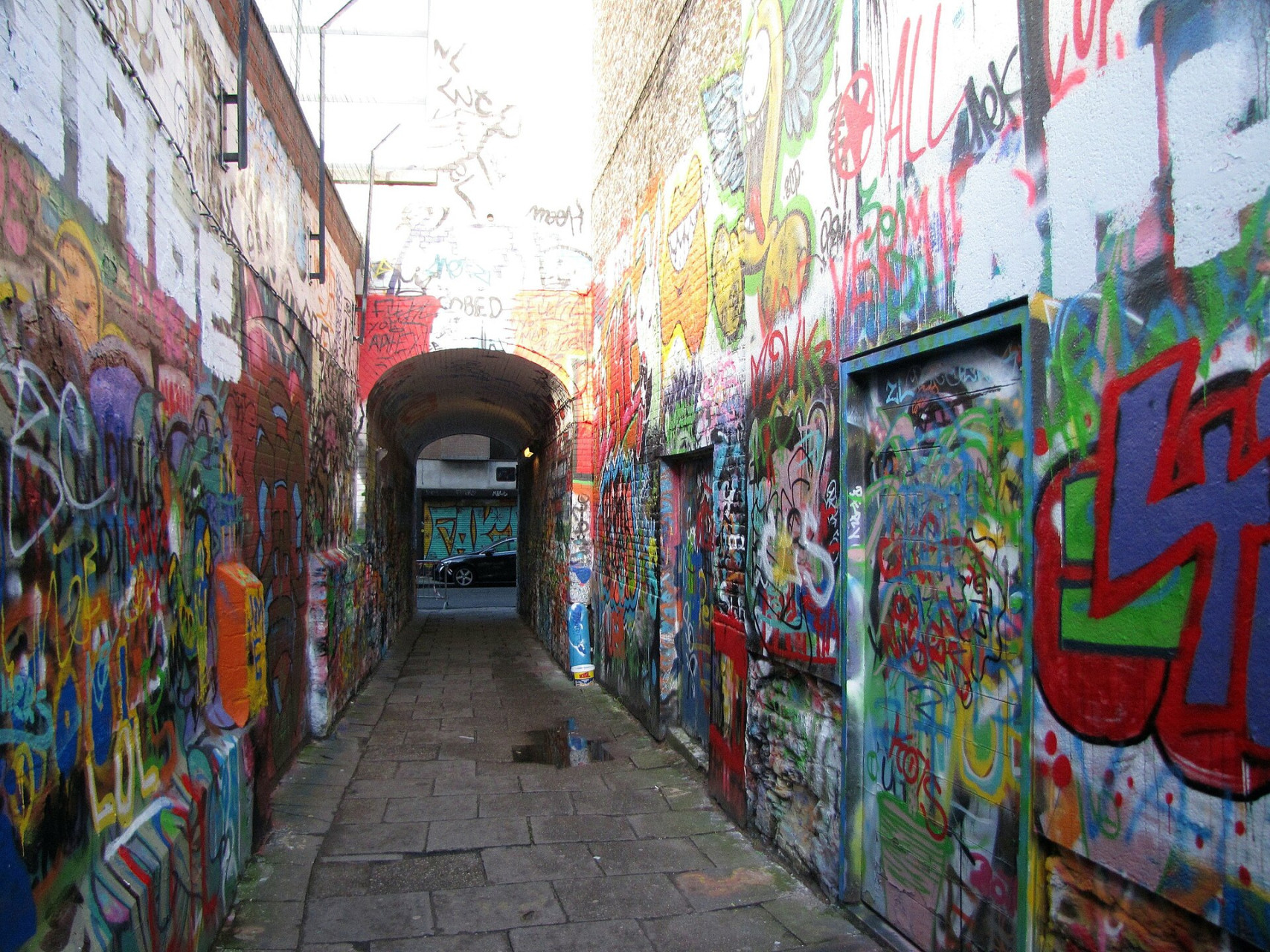 Mura coperte da murales colorati e graffiti nella Werregarenstraat di Gand.