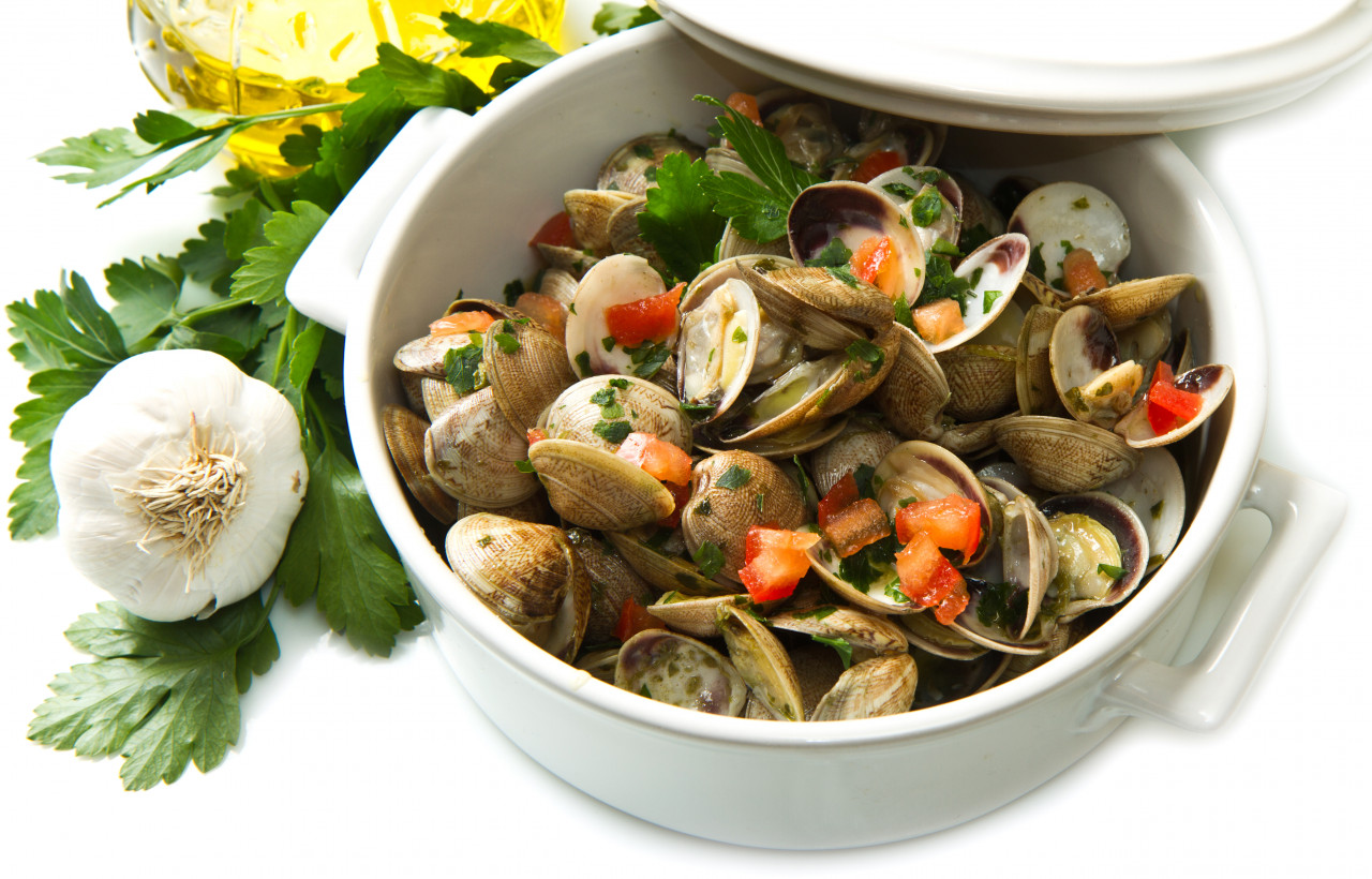white bowl clams soup