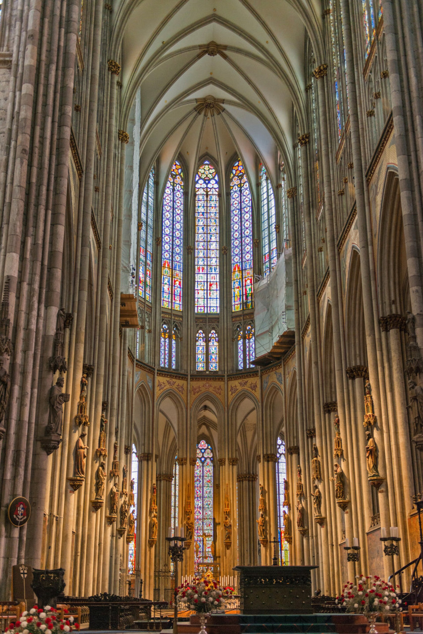 vista interna della cattedrale di Colonia con guglie, vetrate e altare
