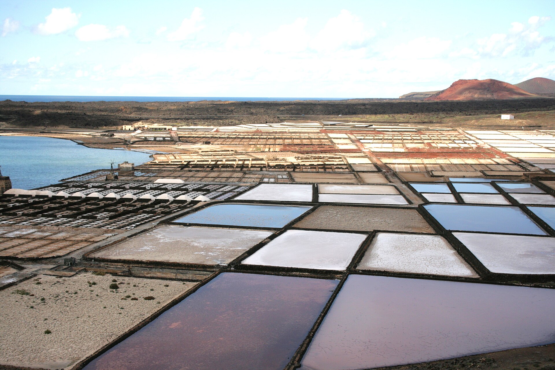 Vista sulle Salinas de Janubio, produzione del sale a Lanzarote